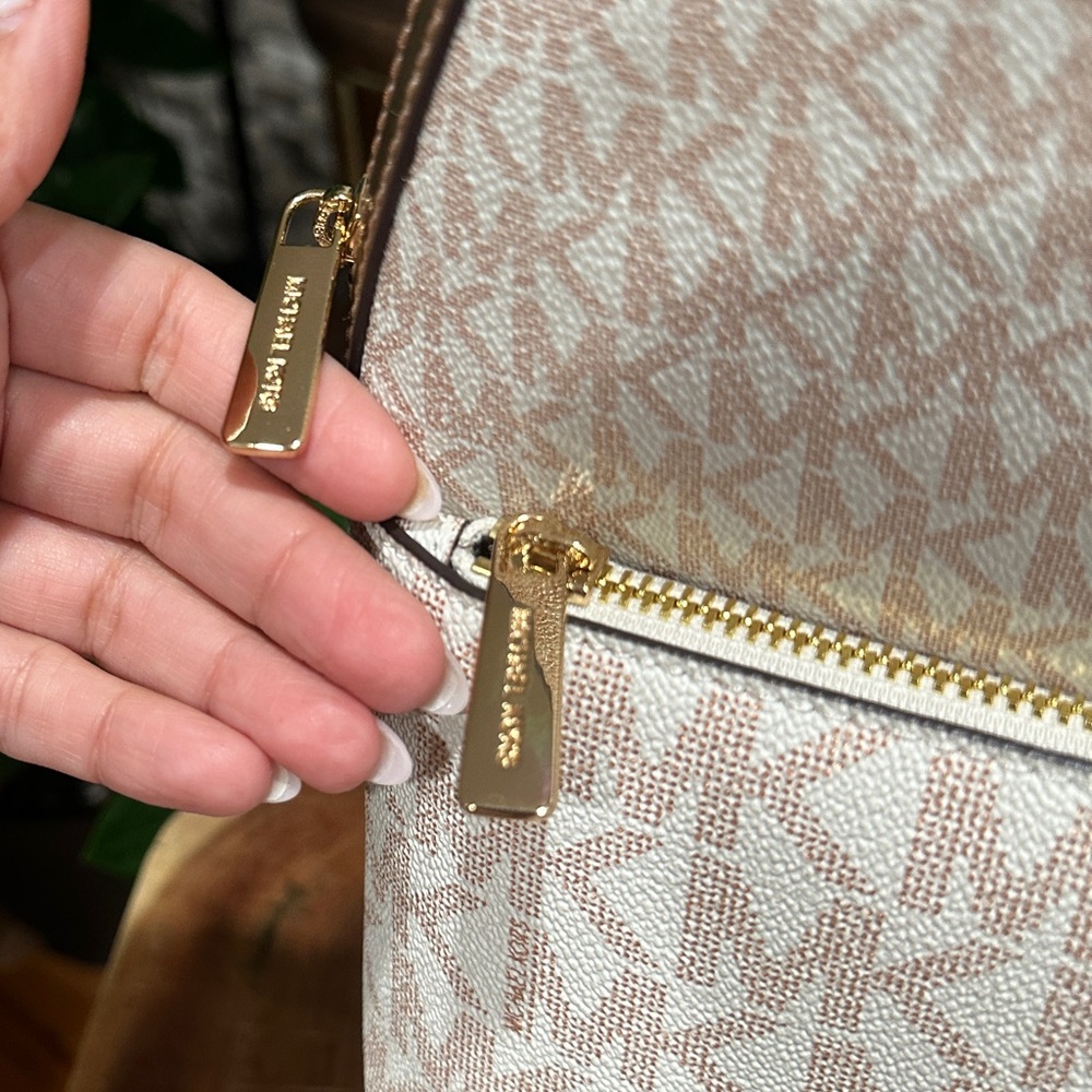 Michael Kors Sheila Medium Two Tone Signature Logo Backpack Rose Gold. NEW - Picture 4 of 13